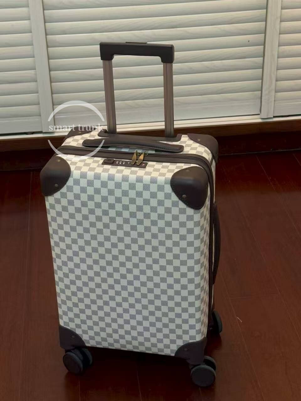 Coffee Checker Pattern Spinner Luggage with Vintage Corner Design