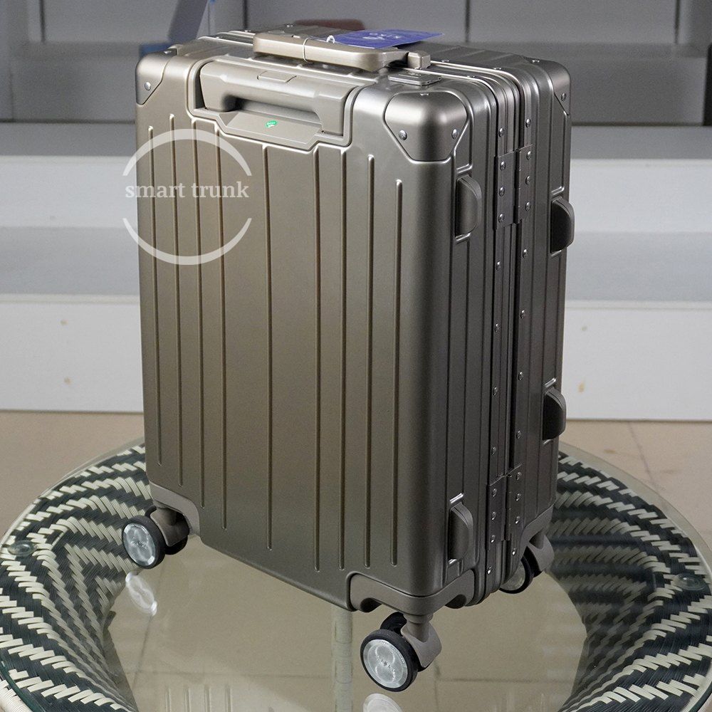 SA062 TSA combination lock and aluminium frame detail